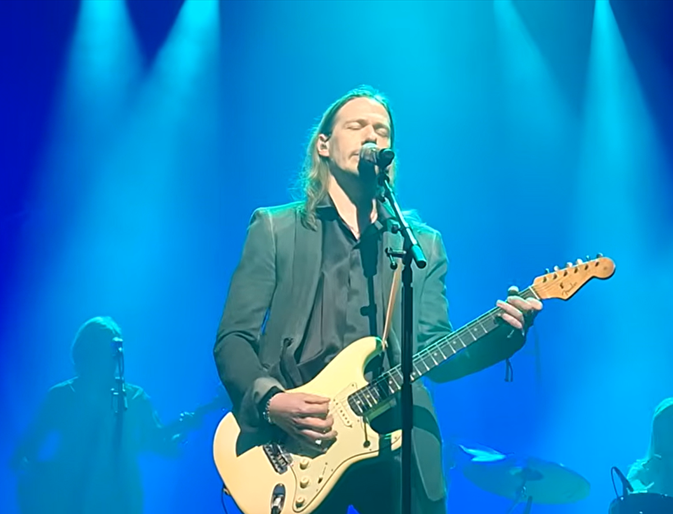 Tobias Forge (Ghost) faz rara aparição cantando se máscara em evento sueco