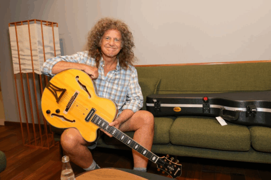 Leilão beneficente com guitarra de Pat Metheny