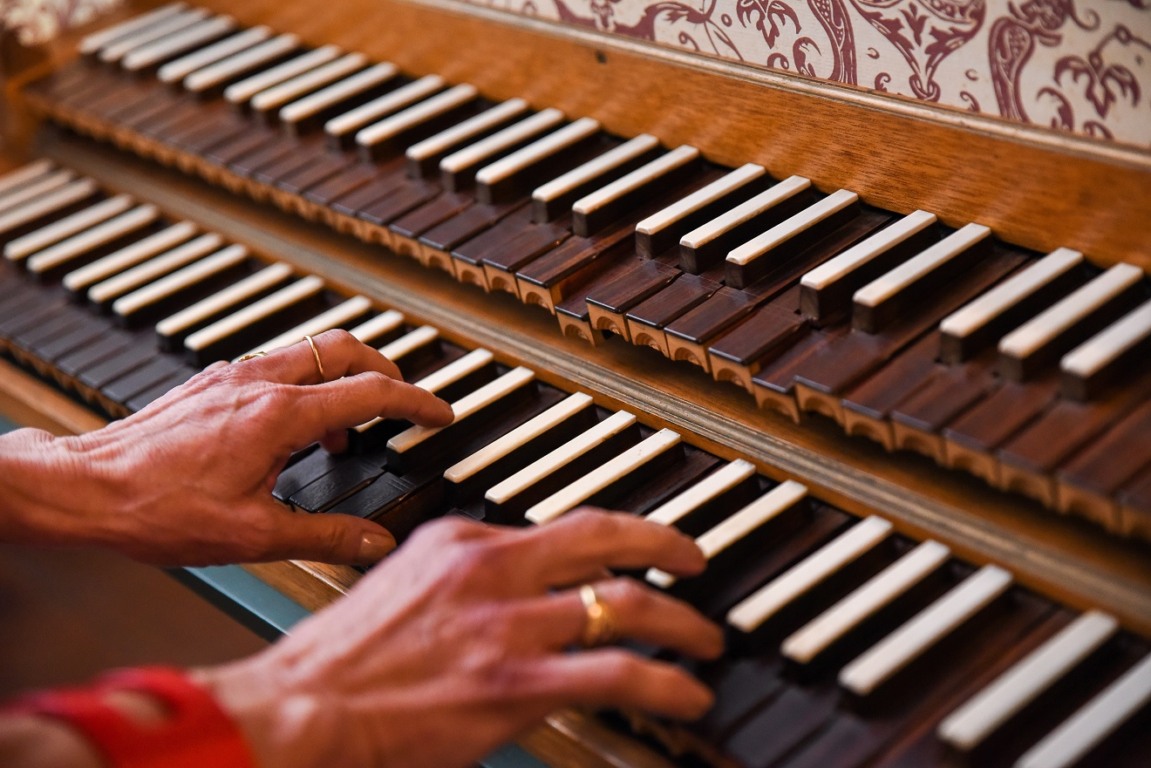 Rosana Lanzelotte tocando cravo, compositoras, mulheres, música, Wikimedia, Wikipédia