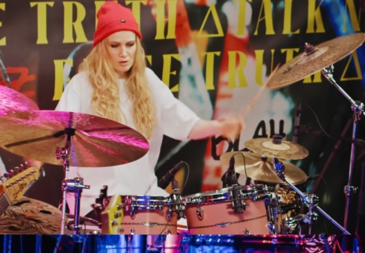 Nova baterista do Rush impressiona fãs da banda: “entendi por que escolheram”