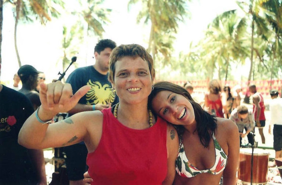Cássia Eller com Sarah Oliveira no Luau MTV