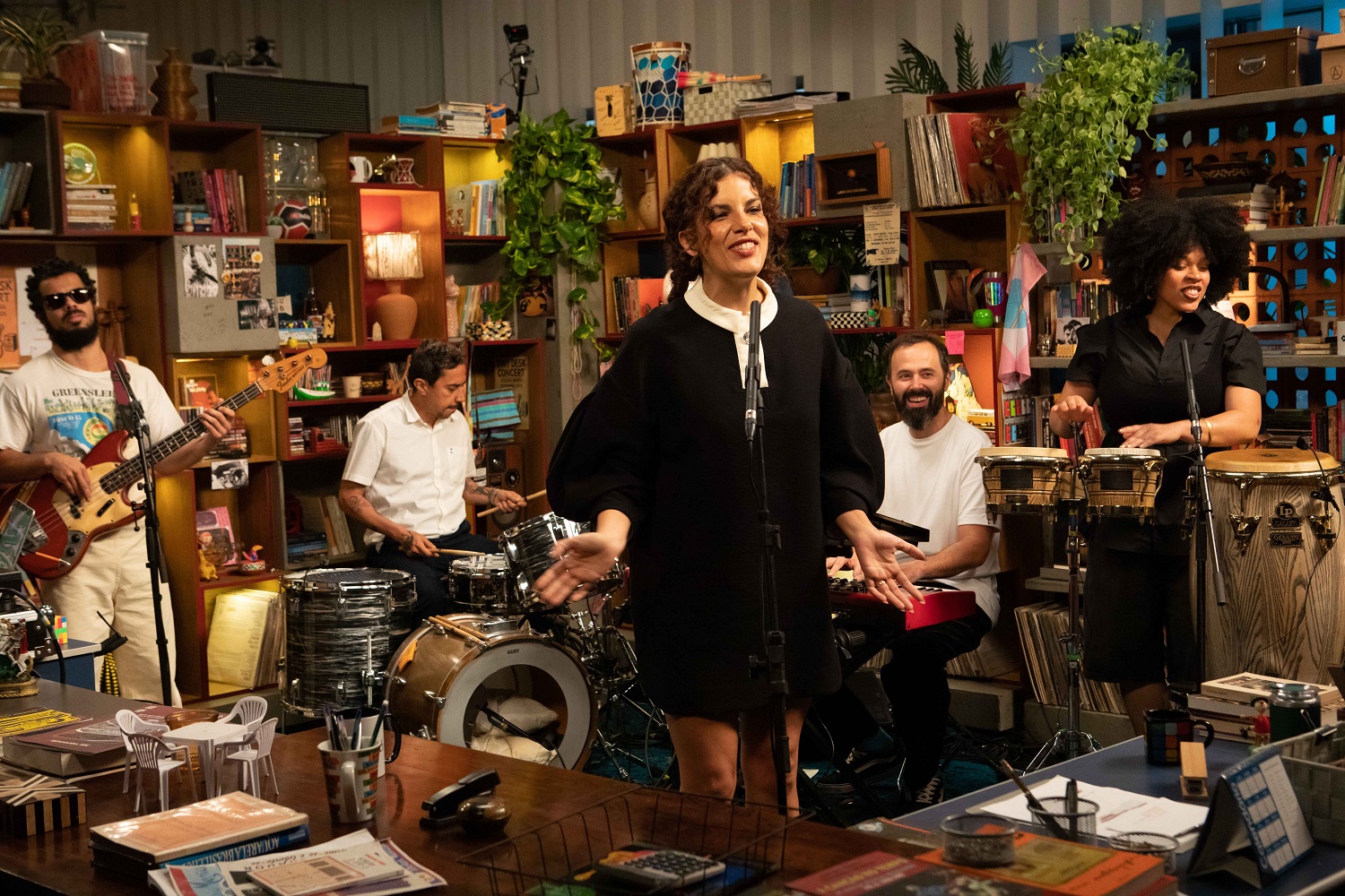Céu celebra 20 anos de carreira no novo episódio do Tiny Desk Brasil