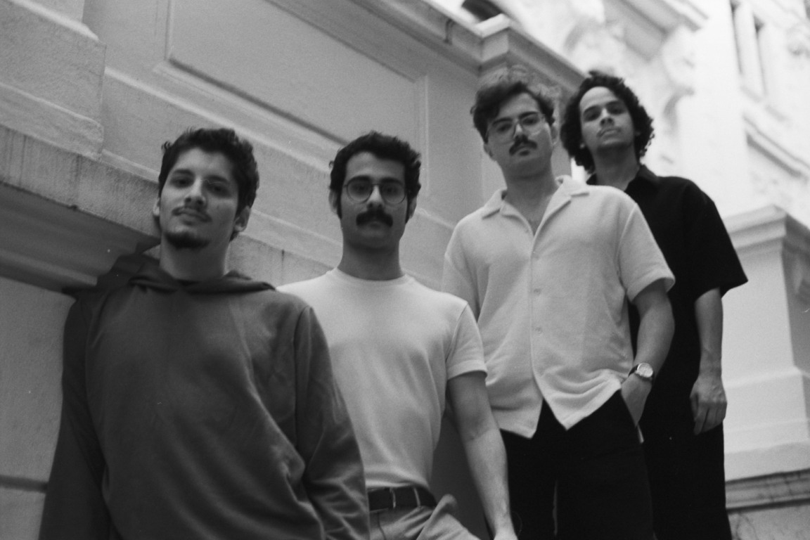 Flerte Flamingo assume a energia rock mas sem perder seu balanço no disco de estreia "Dói Ter"