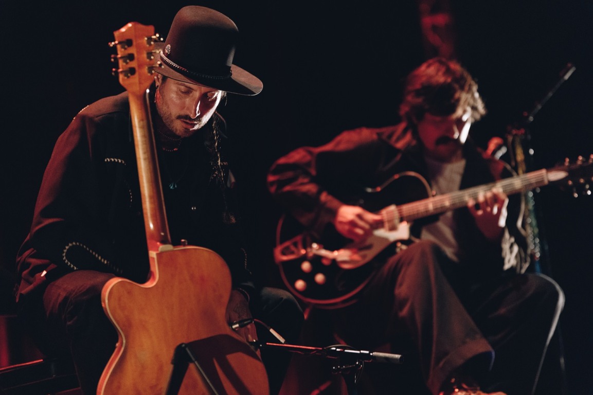 Hermanos Gutiérrez anuncia shows no Brasil em 2026 Hermanos Gutiérrez anuncia shows no Brasil em 2026