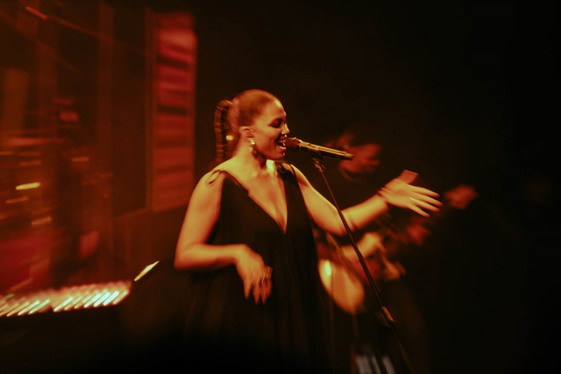 Luedji Luna mergulha fundo nas águas da própria história durante show em Salvador