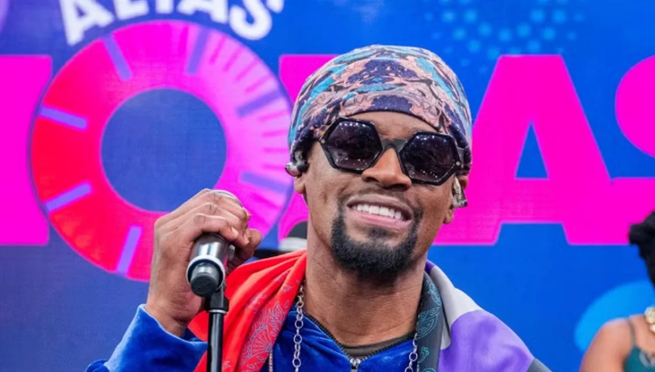 Toni Garrido muda letra de clássico do Cidade Negra e explica decisão no "Altas Horas" Toni Garrido muda letra de clássico do Cidade Negra e explica decisão no "Altas Horas"