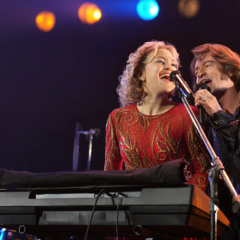 Neil Diamond é motivo de encontro em "Song Sung Blue"