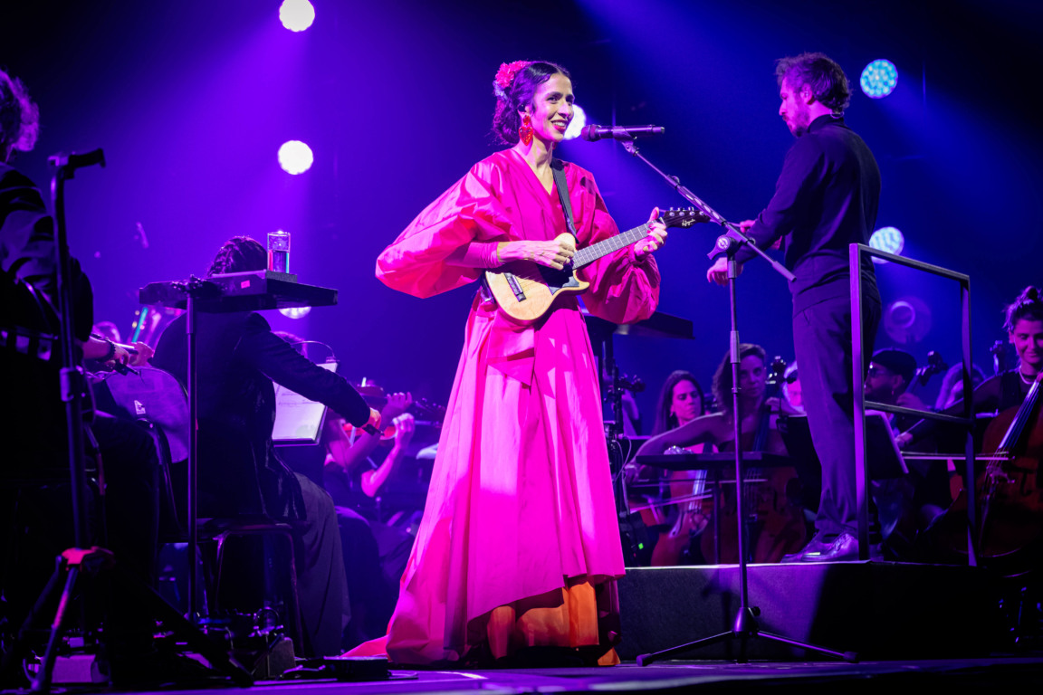 Marisa Monte emociona fãs com a turnê "Phonica" pelo Rio de Janeiro