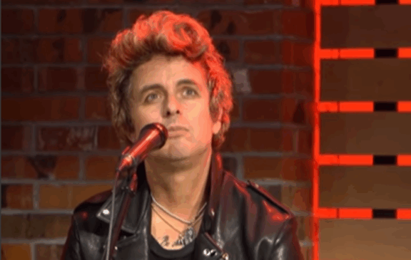 Billie Joe Armstrong explica por que só chama mulheres fãs ao palco