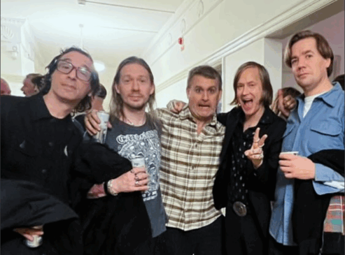 Banda sueca reúne membros de Ghost, Refused e The Hives na plateia