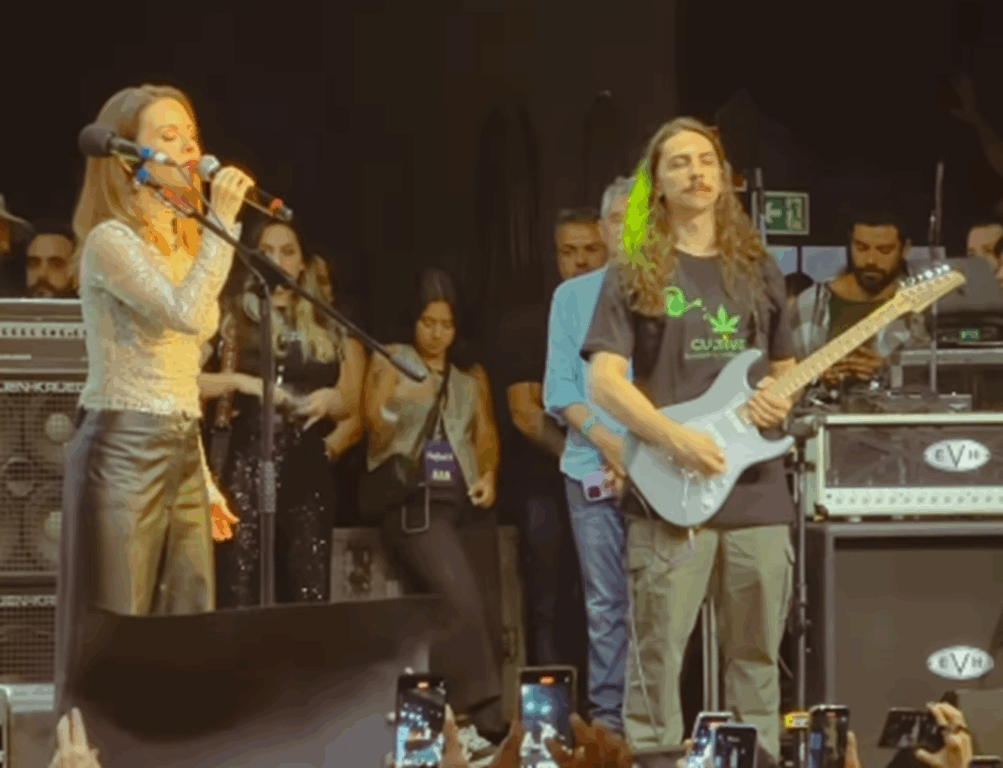 Sandy canta Alanis Morissette em versão pesada com Andreas Kisser Sandy canta Alanis Morissette em versão pesada com Andreas Kisser