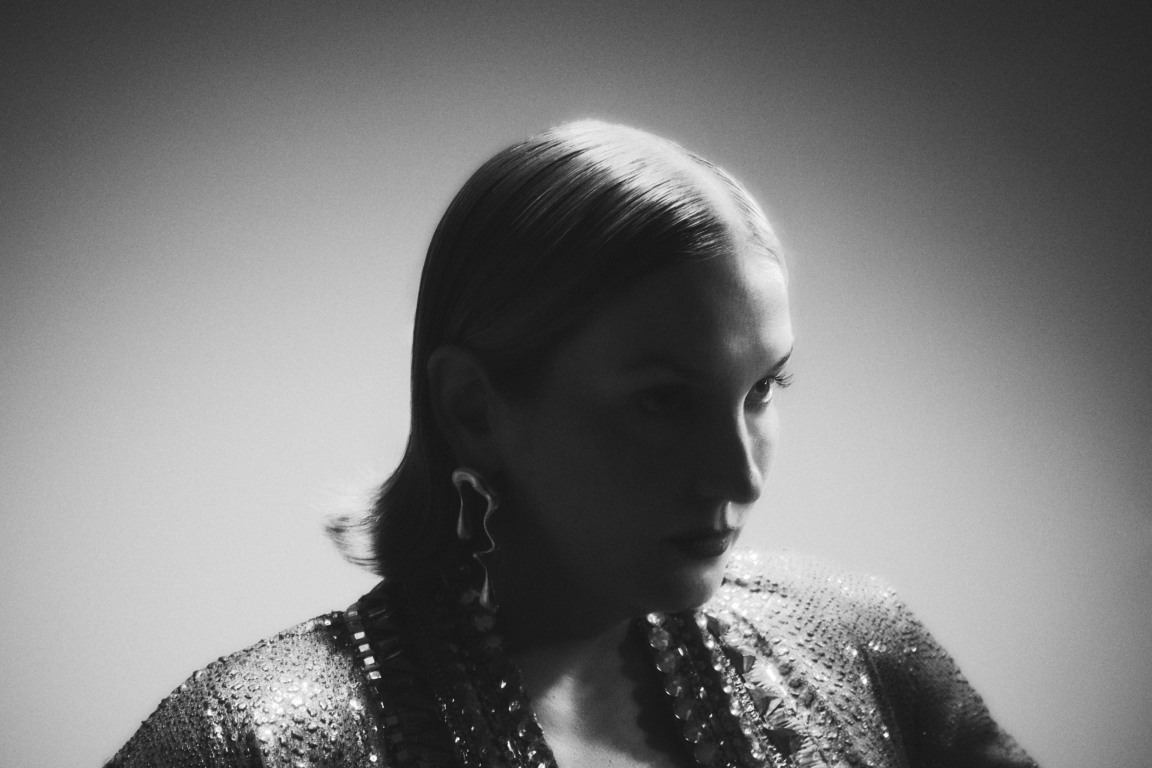 Julie Neff lança clipe para fine!, primeiro single de seu álbum de estreia Julie Neff lança clipe para fine!, primeiro single de seu álbum de estreia