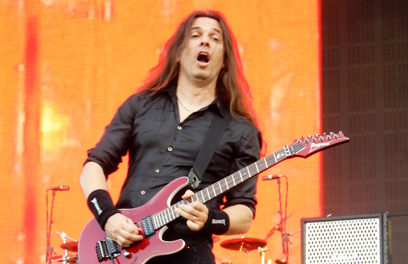 Kiko Loureiro, Angra, Megadeth