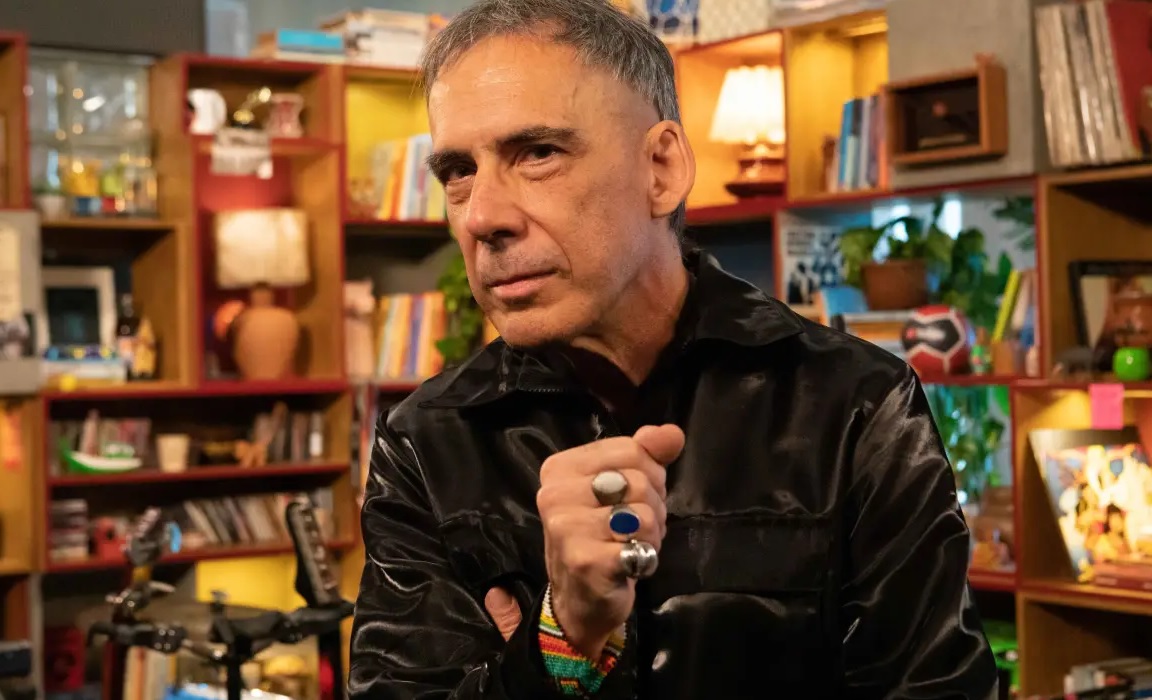 Arnaldo Antunes encara novo formato e faz performance incrível no Tiny Desk Brasil