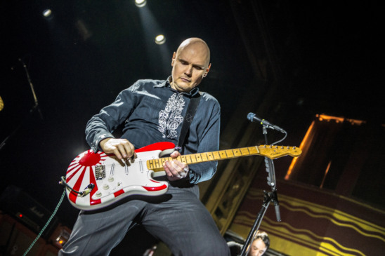 Billy Corgan tocando guitarra