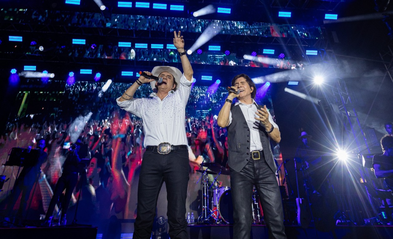 Chitãozinho e Xororó são recebidos ao som de "Evidências" no Navio CH&X