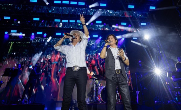 Chitãozinho e Xororó são recebidos ao som de "Evidências" no Navio CH&X