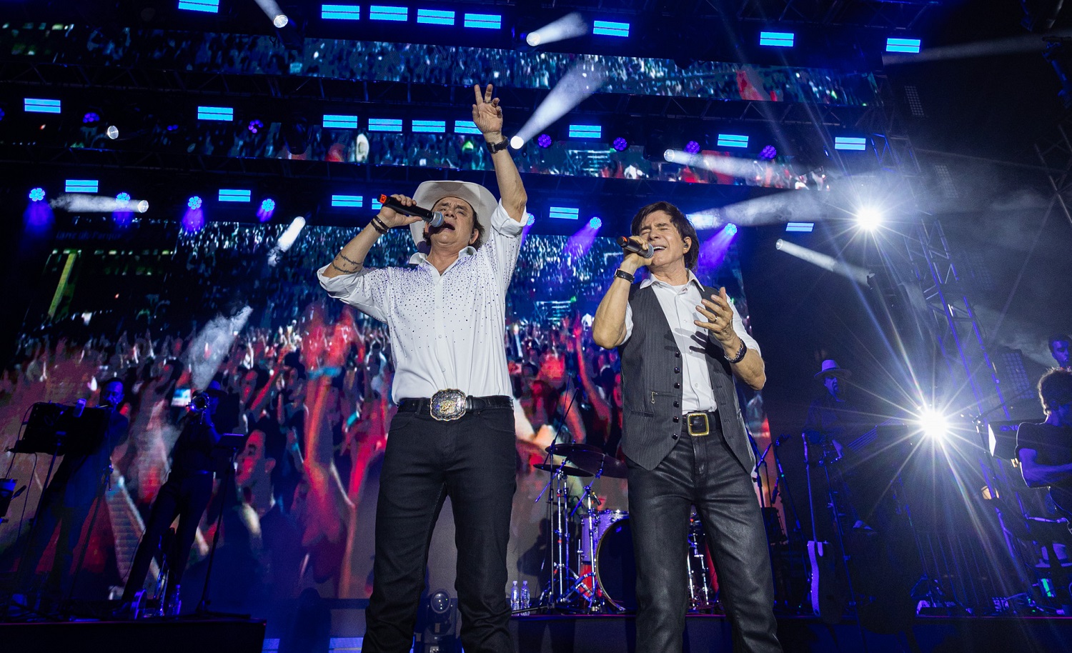 Chitãozinho e Xororó são recebidos ao som de 