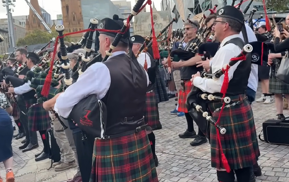 Bon Scott é homenageado por maior conjunto de gaitas de foles do mundo durante turnê do AC/DC
