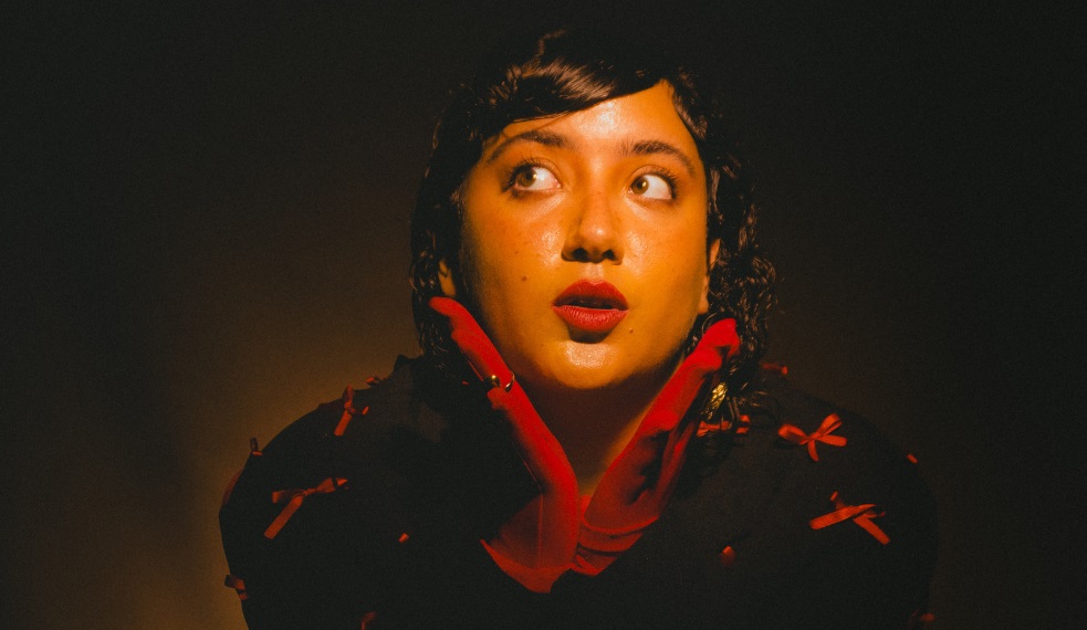 Jamille compartilha o olhar de uma mulher neuroatípica nos versos profundos do disco "Flores Vermelhas"; ouça