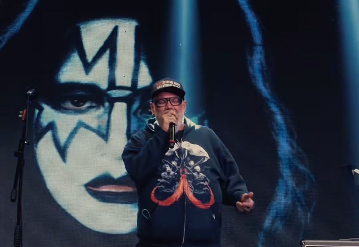 João Gordo canta KISS em homenagem a Ace Frehley; assista