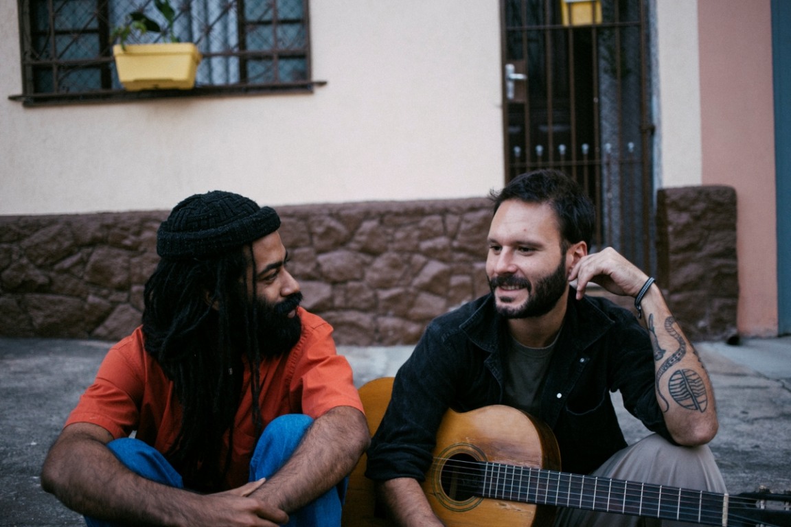 Paulo Novaes e João Menezes em "Coisa Híbrida"
