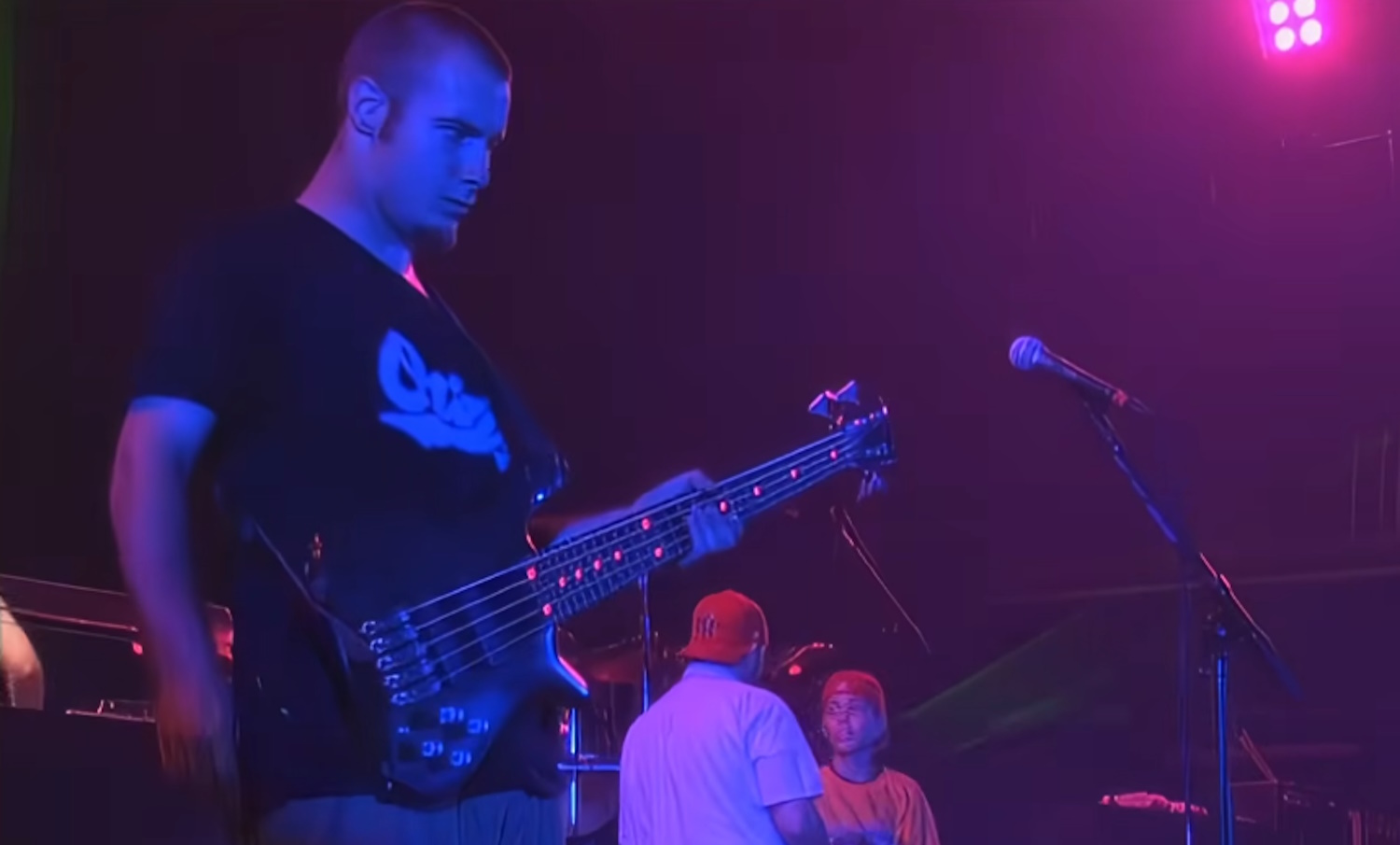 Sam Rivers tocando baixo