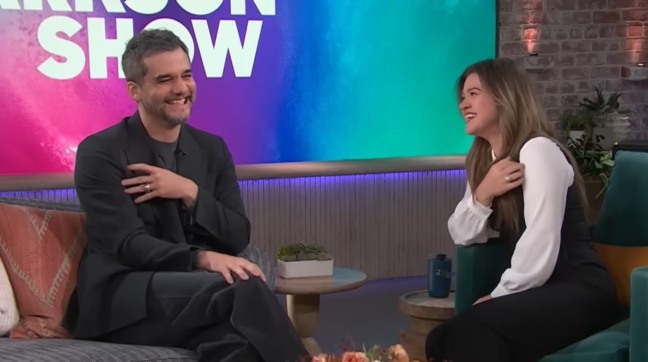 Sua mãe: Wagner Moura fala sobre banda que teve na adolescência e arranca risos de Kelly Clarkson