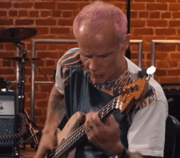 Flea revela quais são as músicas mais difíceis do Red Hot Chili Peppers no baixo