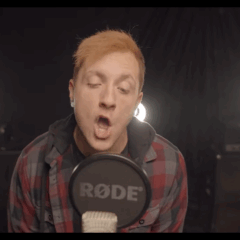 Ícone do Metalcore estreia projeto solo com cover de Taylor Swift; veja o clipe