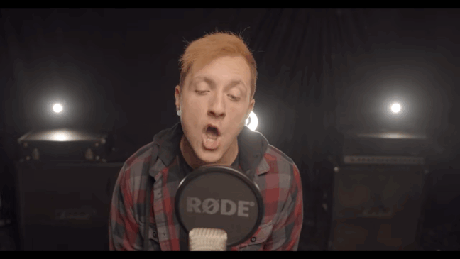 Ícone do Metalcore estreia projeto solo com cover de Taylor Swift; veja o clipe