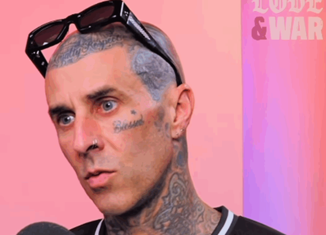 Travis Barker se emociona ao fazer relato sobre acidente de avião Travis Barker se emociona ao fazer relato sobre acidente de avião