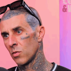 Travis Barker se emociona ao fazer relato sobre acidente de avião