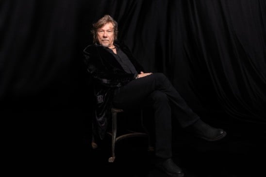 Lenine lança seu primeiro álbum em uma década; ouça EITA