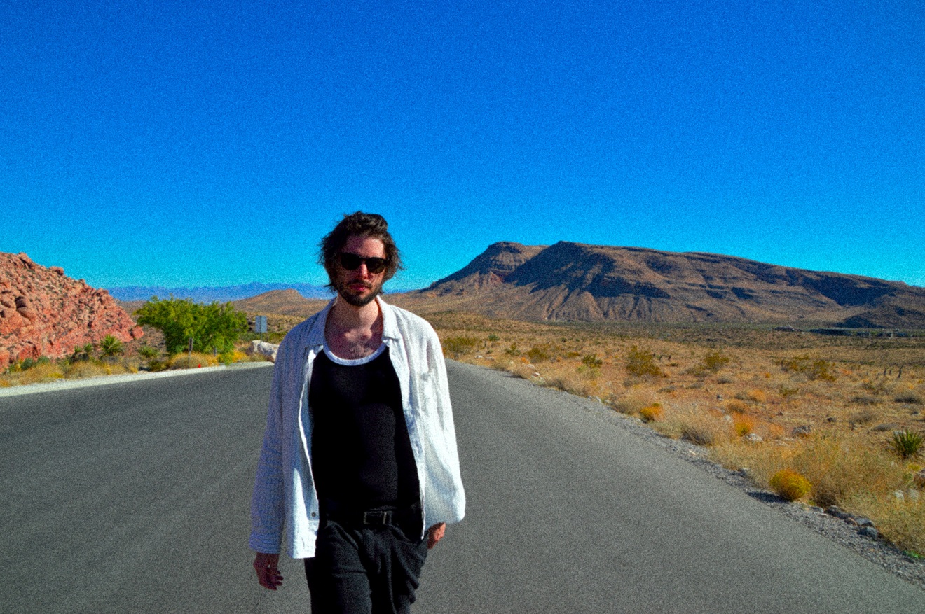 Nathan Bakker investe em sua carreira solo com o single de estreia Em Meus Sonhos, Pra Sempre