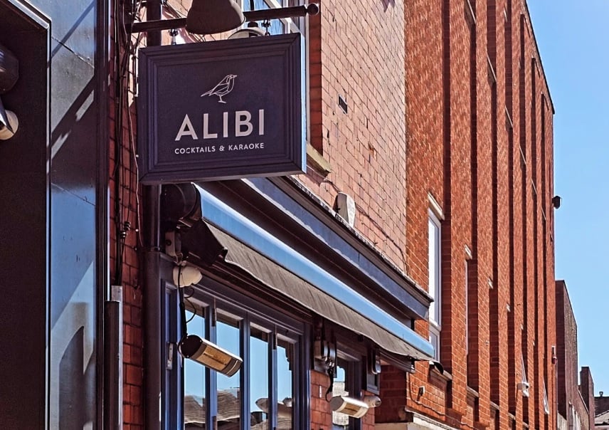 Bar proíbe a entrada de clientes solteiros Bar proíbe a entrada de clientes solteiros