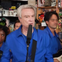 David Byrne lança playlist com músicas de Natal para quem odeia músicas de Natal
