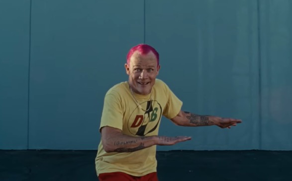 Flea antecipa seu primeiro disco solo com o single "A Plea"; veja o clipe