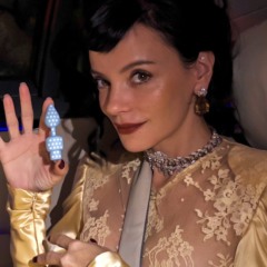 Lily Allen libera seu novo disco, "West End Girl", em pen drives em formato de plug anal