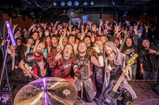 Banda de Metal faz excursão com os próprios fãs para o Japão