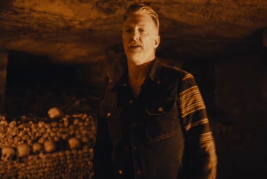 Queens of the Stone Age libera filme-concerto gravado nas Catacumbas de Paris; veja