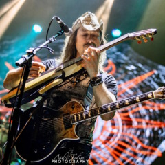 Rafael Bittencourt tocando violão e guitarra
