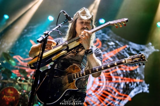 Rafael Bittencourt tocando violão e guitarra