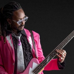 Seye Adelekan, baixista do Gorillaz em shows