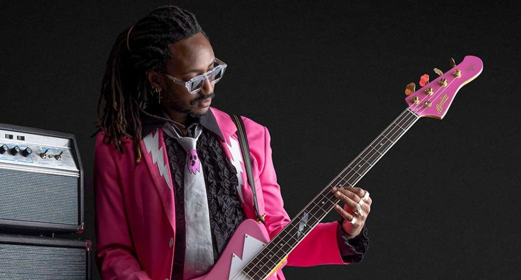 Seye Adelekan, baixista do Gorillaz em shows