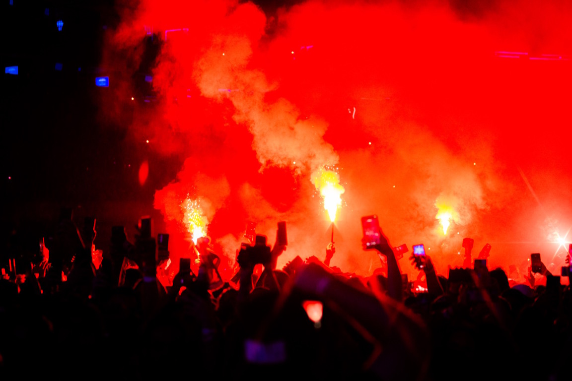 Sinalizadores no show do Limp Bizkit em São Paulo