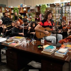 Tim Bernardes faz performance emocionante no Tiny Desk Brasil acompanhado por orquestra; veja