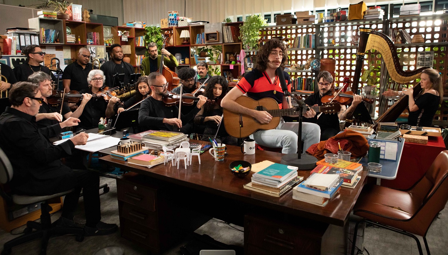 Tim Bernardes faz performance emocionante no Tiny Desk Brasil acompanhado por orquestra; veja