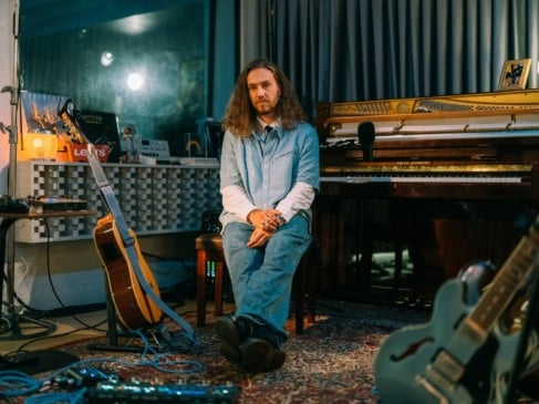 Vitor Kley revisita "As Pequenas Grandes Coisas" e apresenta faixa inédita em novo projeto ao vivo