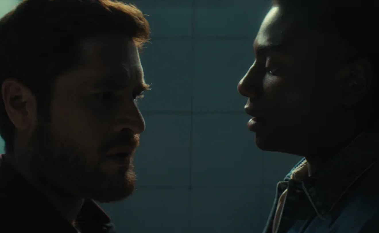 Ato Nortuno explora o romance tórrido de um político com certo exagero